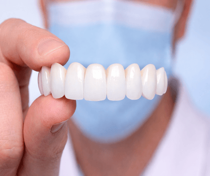 Çayırova porselen diş kaplama yapan Dent alyans diş kliniği tarafından hazırlanmış bir porselen kaplama görüntüsü